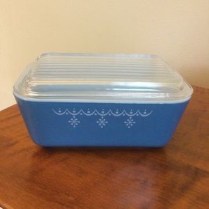 Vintage. PYREX 11/2 PT Dish w/ cover Ovenware.    Made in USA.